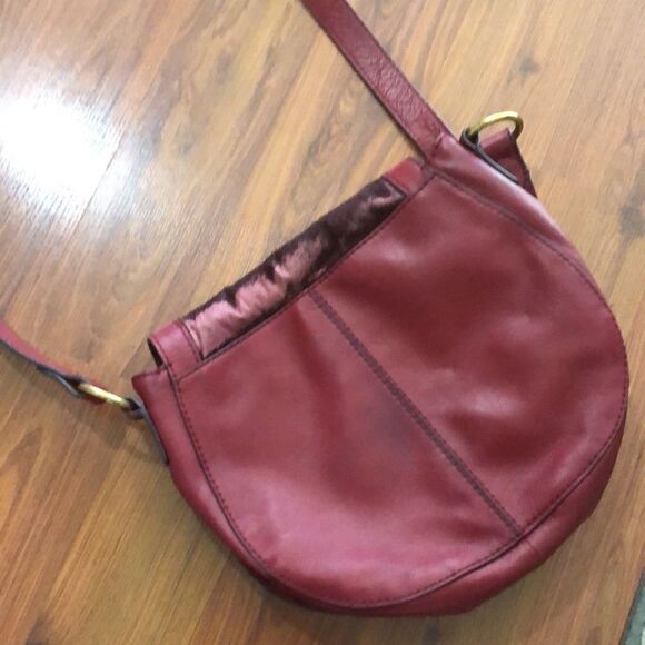 Vintage fossil red burgundy saddle bag with fur. - Picture 7 of 11